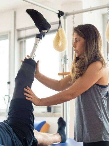 Przewodnik po łóżkach dla seniorów i osób po urazach. Co musisz wiedzieć przed wypożyczeniem?