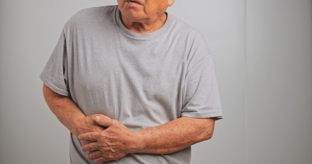 Objawy zapalenia wyrostka robaczkowego – silny ból brzucha, wzrost temperatury ciała, zatrzymanie gazów i objawy otrzewnowe; możliwe przyczyny obrzęk tkanki chłonnej i pasożyty przewodu pokarmowego.